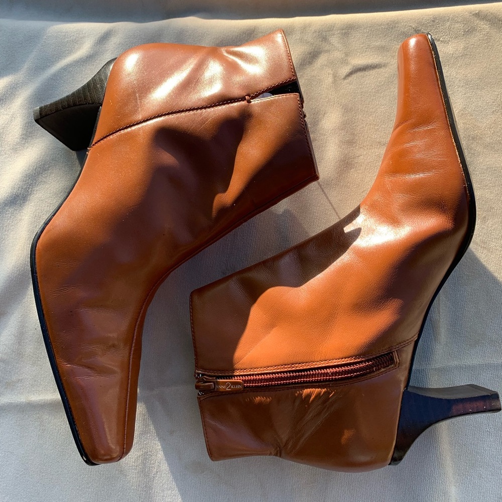 Anne 2 Klein Bootie size 8.5 Brown short heel